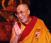 S.S el XIV Dalai Lama, saludando